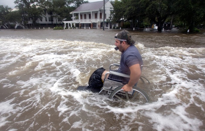 Một người tàn tật chạy lụt do bão nhiệt đới có tên "Lee" gây ra ở Pennsylvania, Mỹ.